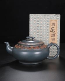 紫砂壶
品名：上新桥
底款：顾景舟
尺寸：18/8cm
容量：400cc
紫砂分类：本山绿泥
底款介绍：顾景舟（1915-1996），原名景洲。别称：曼希、瘦萍、武陵逸人、荆南山樵。自号壶叟、老萍。宜兴紫砂名艺人，中国美术家协会会员，中国工艺美术大师。18岁拜名师学艺。三十年代后期至上海制壶仿古。1954年进入宜兴蜀山陶业合作社。