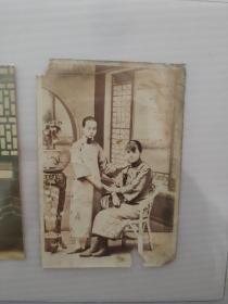 01】晚清或民国初期 美女姐妹合影照片一张  照片尺寸8.7x6厘米！ 旗袍美女一个时代的特色