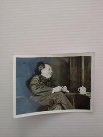 m17】毛主席 早期在办公老照片一张 清晰尺寸9.5x7.5厘米