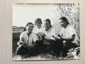 非常时期大幅照片、四个妇女学习毛主席语录、尺寸30*25CM