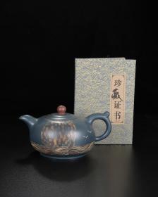 紫砂壶
品名：旭日东升
底款：季益顺
尺寸：17/9cm
容量：500cc
紫砂分类：本山绿泥
底款介绍：季益顺，1960年出生于江苏宜兴。中国工艺美术大师，中国陶瓷艺术大师，研究员级高级工艺美术师，中国工艺美术学会会员，紫砂行业协会壶艺专业委员主任，收藏监赏委员会主任。