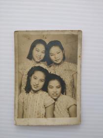 m49】民国原版 四姐妹合影老照片一张  照片尺寸8x5.5厘米