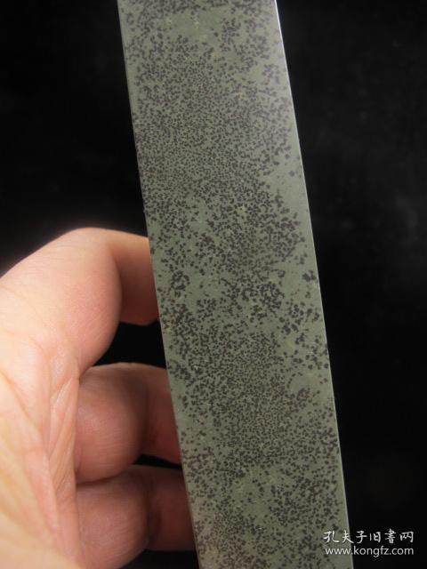 -收藏精品 少见广东千层纹天然水草冻石大章9515，够大，名贵品种，其珍贵性大家都知道，再带天然水草，超级漂亮，自己收藏的。产量少已绝产。手感质地佳，无裂，质地够好，稳定易保养，性稳定，精致！是送人的绝好礼物。