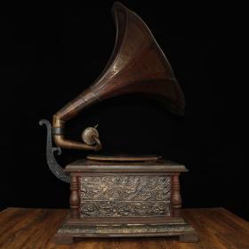 珍藏实木包铜皮镶嵌宝石老式台式手摇老式留声机  一代经典老式唱片机 
高79厘米长41厘米宽41厘米
单个喇叭直径48厘米