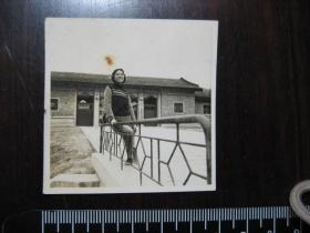 老照片：五十年代女青年在北京燃料工业部干部学校（现中国矿业大学）门前留影1张