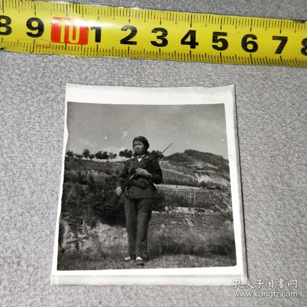 早期老照片：解放军女战士留影，【尺寸：6.5x 5.5厘米】品如实图！