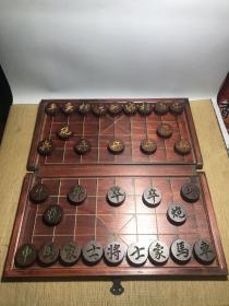 珍藏红木象棋、棋盘一套。棋盘53×49cm。
棋子直径4.8cm