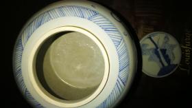 清前（康熙）青花翠毛蓝山水人头罐，18.8/18.5Cm，山水人物构图完整连贯，青花发色翠蓝，釉色青白。有流釉隆起鼓包脱釉现象。胎体洁白如猪油状，盖完整，露铁胎。此器经国家级专家鉴定，为康熙朝典型器物，保存完好，十分少见。