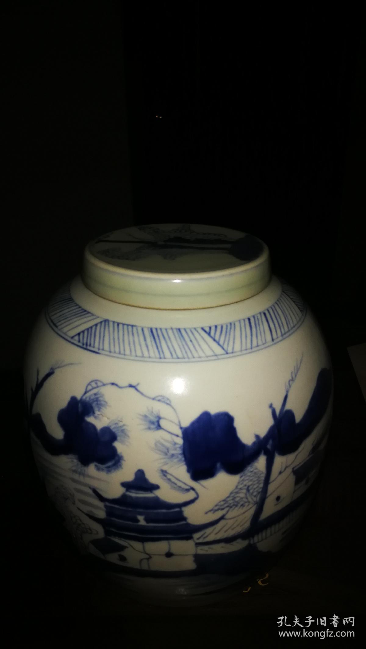 清前（康熙）青花翠毛蓝山水人头罐，18.8/18.5Cm，山水人物构图完整连贯，青花发色翠蓝，釉色青白。有流釉隆起鼓包脱釉现象。胎体洁白如猪油状，盖完整，露铁胎。此器经国家级专家鉴定，为康熙朝典型器物，保存完好，十分少见。