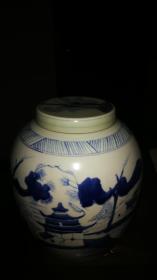 清前（康熙）青花翠毛蓝山水人头罐，18.8/18.5Cm，山水人物构图完整连贯，青花发色翠蓝，釉色青白。有流釉隆起鼓包脱釉现象。胎体洁白如猪油状，盖完整，露铁胎。此器经国家级专家鉴定，为康熙朝典型器物，保存完好，十分少见。