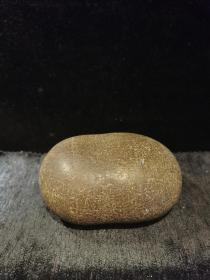 戈壁玛瑙原石，整体呈椭圆扁型，皮色为褐色，灯打可透，重845克，详细见细图，低价出售包邮