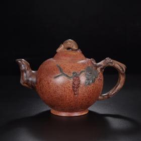 珍藏精品紫砂壶
品名：松鼠葡萄
底款：蒋蓉
尺寸：19/12cm
容量：500cc
紫砂分类：段泥
底款介绍：蒋蓉（1919- 2008），别号林凤，江苏省宜兴市川埠潜洛人。1995年被授予“中国工艺美术大师”称号。 蒋蓉作品曾在全国工业会议上评为“特等奖”，并为周恩来总理出访东南亚等国家制作礼品。