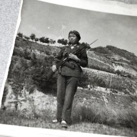 早期老照片：解放军女战士留影，【尺寸：6.5x 5.5厘米】品如实图！
