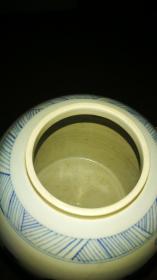 清前（康熙）青花翠毛蓝山水人头罐，18.8/18.5Cm，山水人物构图完整连贯，青花发色翠蓝，釉色青白。有流釉隆起鼓包脱釉现象。胎体洁白如猪油状，盖完整，露铁胎。此器经国家级专家鉴定，为康熙朝典型器物，保存完好，十分少见。