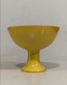 大明成化年制鸡油黄釉高足杯，10/8Cm，釉色油润纯正，器型优美高雅，胎体干老细腻，麻仓特征明显。成化本朝代表器物。