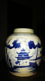 清前（康熙）青花翠毛蓝山水人头罐，18.8/18.5Cm，山水人物构图完整连贯，青花发色翠蓝，釉色青白。有流釉隆起鼓包脱釉现象。胎体洁白如猪油状，盖完整，露铁胎。此器经国家级专家鉴定，为康熙朝典型器物，保存完好，十分少见。