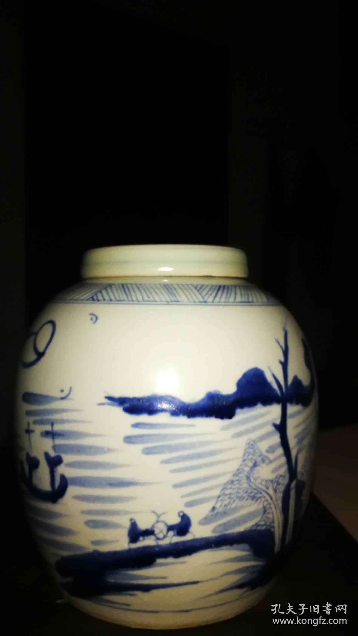 清前（康熙）青花翠毛蓝山水人头罐，18.8/18.5Cm，山水人物构图完整连贯，青花发色翠蓝，釉色青白。有流釉隆起鼓包脱釉现象。胎体洁白如猪油状，盖完整，露铁胎。此器经国家级专家鉴定，为康熙朝典型器物，保存完好，十分少见。