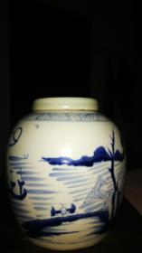 清前（康熙）青花翠毛蓝山水人头罐，18.8/18.5Cm，山水人物构图完整连贯，青花发色翠蓝，釉色青白。有流釉隆起鼓包脱釉现象。胎体洁白如猪油状，盖完整，露铁胎。此器经国家级专家鉴定，为康熙朝典型器物，保存完好，十分少见。