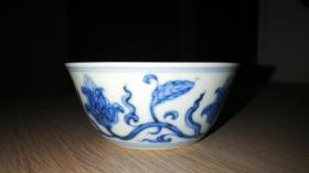 大明成化年制极品斗彩无疆碗，8.5/3.8cm，绘工精湛，缠枝莲花娇滴欲放。成化双钩线画法典型。釉色莹润如脂，发色青白。疆字边框，意为无疆，吉祥之意。细观青花现铁锈斑点，微微凹陷入胎骨。大明成化年制双框款式为成化本标准制式，朦朦胧胧。胎骨莹润细腻，火石红沿四周微微泛起。青花细观有许多凸起小点如牛毛针孔大小。抚摸碗体如羊脂琼玉，莹润无比。经国家级专家背靠背鉴定，此碗为成化本朝罕见珍品。