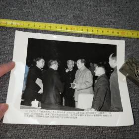 早期老照片：1962年召开的扩大中央工作会议，毛主席在会议后和同志们交流 【尺寸：20x 15厘米】品如实图！