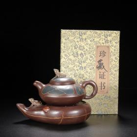 珍藏精品紫砂壶
品名：青蛙
底款：蒋蓉
尺寸：壶13/7cm，底座14/5cm
容量：120cc
紫砂分类：紫泥
底款介绍：蒋蓉（1919- 2008），别号林凤，江苏省宜兴市川埠潜洛人。1995年被授予“中国工艺美术大师”称号。 蒋蓉作品曾在全国工业会议上评为“特等奖”，并为周恩来总理出访东南亚等国家制作礼品。