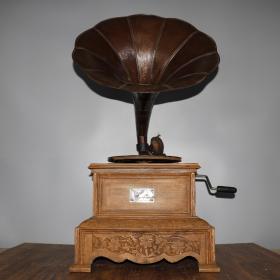 旧藏实木台式手摇式留声机.唱片机 可正常使用
高85厘米，长41厘米，宽41厘米
喇叭直径48厘米
