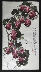 永久保真.邓义伦.中国老年书画研究会会员，中国书法研究院艺术委员，四川省书法家协会会员，四川省美协会员，四川省省直机关老年书画协会会员，成都市老协诗书画研究会理事，四川省中山文化艺术研究会国画研究会创作室画师，成都市民健老龄委诗书画顾问002年花鸟画【彩墨葡萄】 软件一幅，画心尺寸：100*54里面【约4.9平尺】