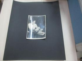 人民美术出版社出版摄影照片一张 人物-读毛选 照片尺寸20/14厘米 b052807