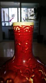 郎窑红鼻祖，康熙王朝顶礼膜拜，祭祀太阳神器，大明宣德红釉龙纹天球瓶。气势恢宏，大红大紫，灯草口边，火石泛红，铁锈斑痕，渗透胎骨。国之重宝，民之福膏。大吉大利，红运当头。