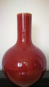 康熙精品郎窑红天球瓶，34*20cm。色如初凝牛血，红中泛紫，灯草边口，手掰底呈糊米状。大开门吉祥宝物。鸿运当头，大红大紫，一统天下。