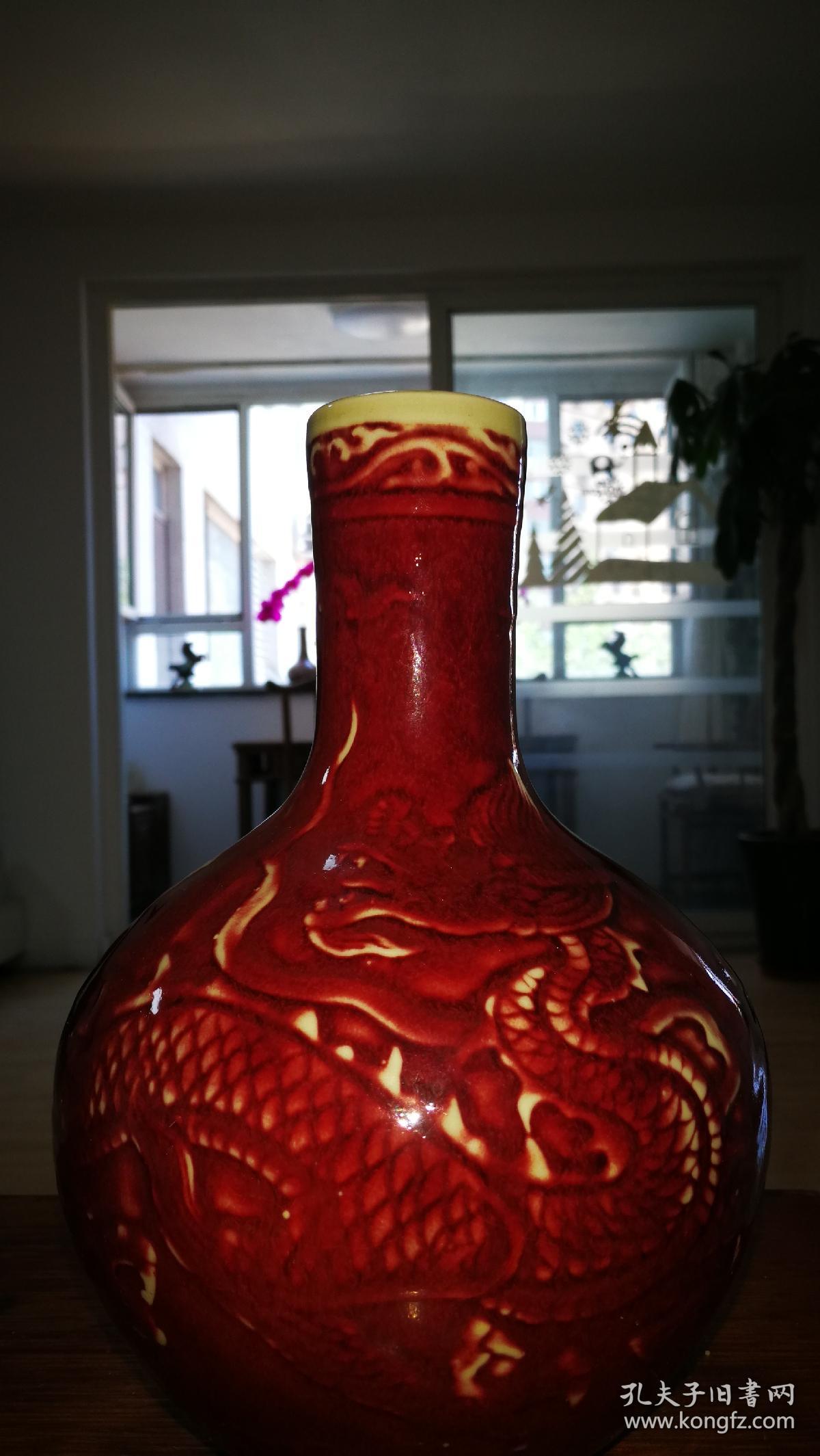 郎窑红鼻祖，康熙王朝顶礼膜拜，祭祀太阳神器，大明宣德红釉龙纹天球瓶。气势恢宏，大红大紫，灯草口边，火石泛红，铁锈斑痕，渗透胎骨。国之重宝，民之福膏。大吉大利，红运当头。