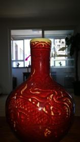 郎窑红鼻祖，康熙王朝顶礼膜拜，祭祀太阳神器，大明宣德红釉龙纹天球瓶。气势恢宏，大红大紫，灯草口边，火石泛红，铁锈斑痕，渗透胎骨。国之重宝，民之福膏。大吉大利，红运当头。