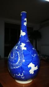 康熙青花翠毛蓝猪油白长颈瓶，25*16cm。大开门