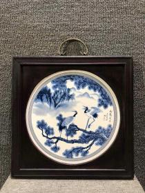 红木镶青花瓷板画《松鹤延年》挂屏
尺寸高34厘米，宽34厘米