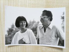 【同一来源】约九十年代摄影师齐建国（未署名）拍摄《女党员与长者开心的交流中》原版黑白照片1张