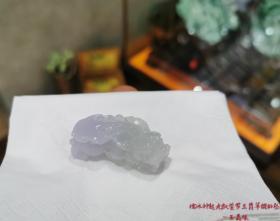 *珍品*终身保真*纯天然A货翡翠糯冰种飘紫罗兰巧色雕刻貔貅大气吊坠*底子干净好细腻*种水足*种老起光*飘大片紫罗兰色*饱满无裂纹近完美*市价不菲*巧色雕刻精妙*上身古朴别致*送证书锦盒配设计挂绳*随缘拍