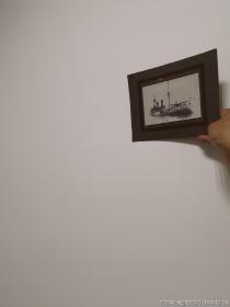 十分珍贵的《海容号巡洋舰》民国相片.

 14.2x9.5，一叠旧相片底板中，只剩五张之一，左边空相片纸不算拍卖内，为避免盗用丶，斜着拍，远拍。品相很好，无托硬拍